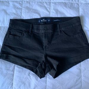 Low rise Short black Hollister shorts.